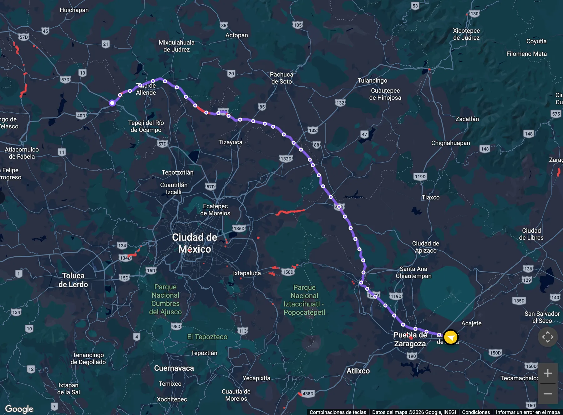 Historial de GPS UNO en modo oscuro: el trayecto de Tula a Puebla trazado en el mapa, con los puntos de reporte y tramos marcados en rojo