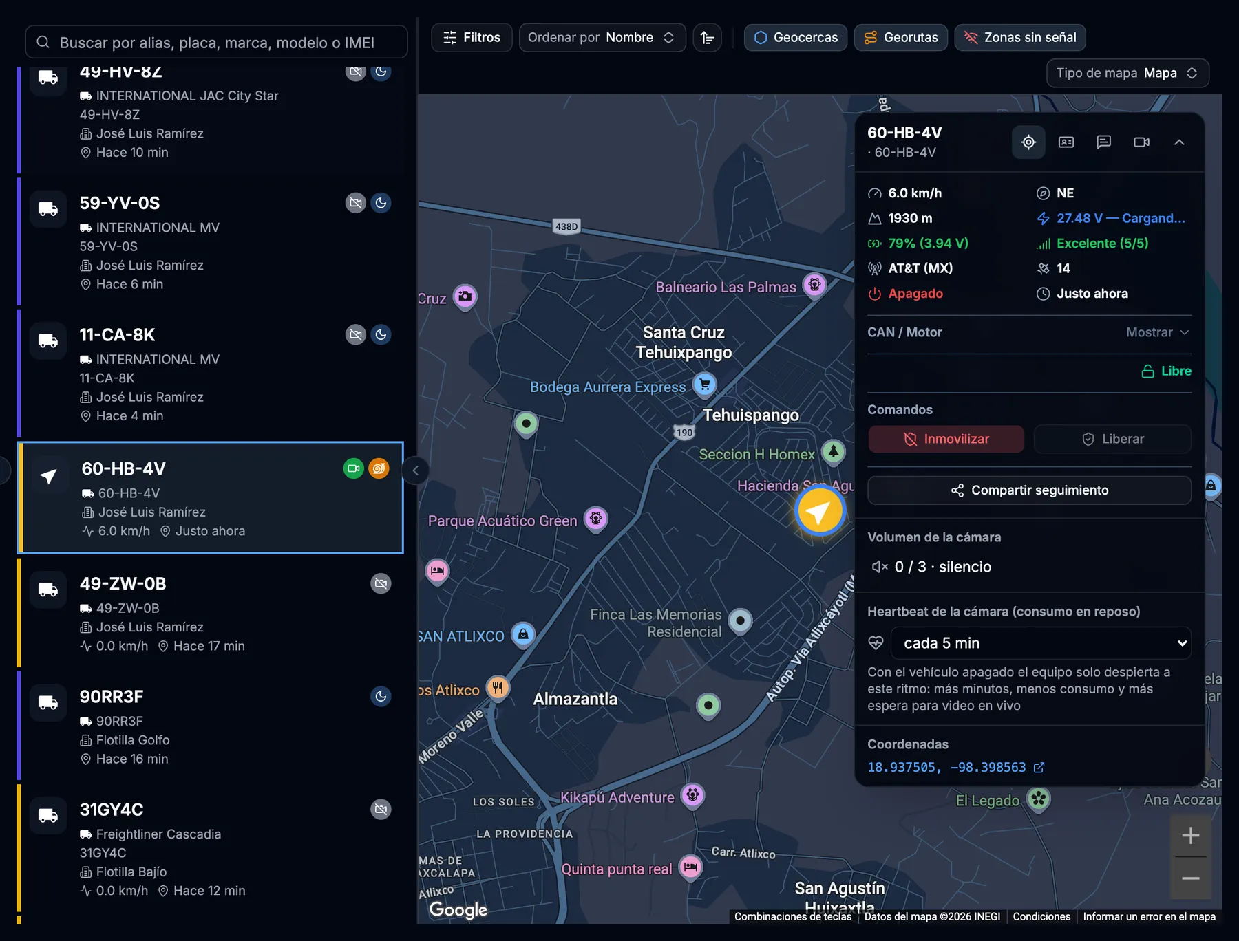 Seguimiento de GPS UNO en modo oscuro: lista de unidades, mapa y la ficha de la unidad seleccionada con los botones Inmovilizar y Liberar