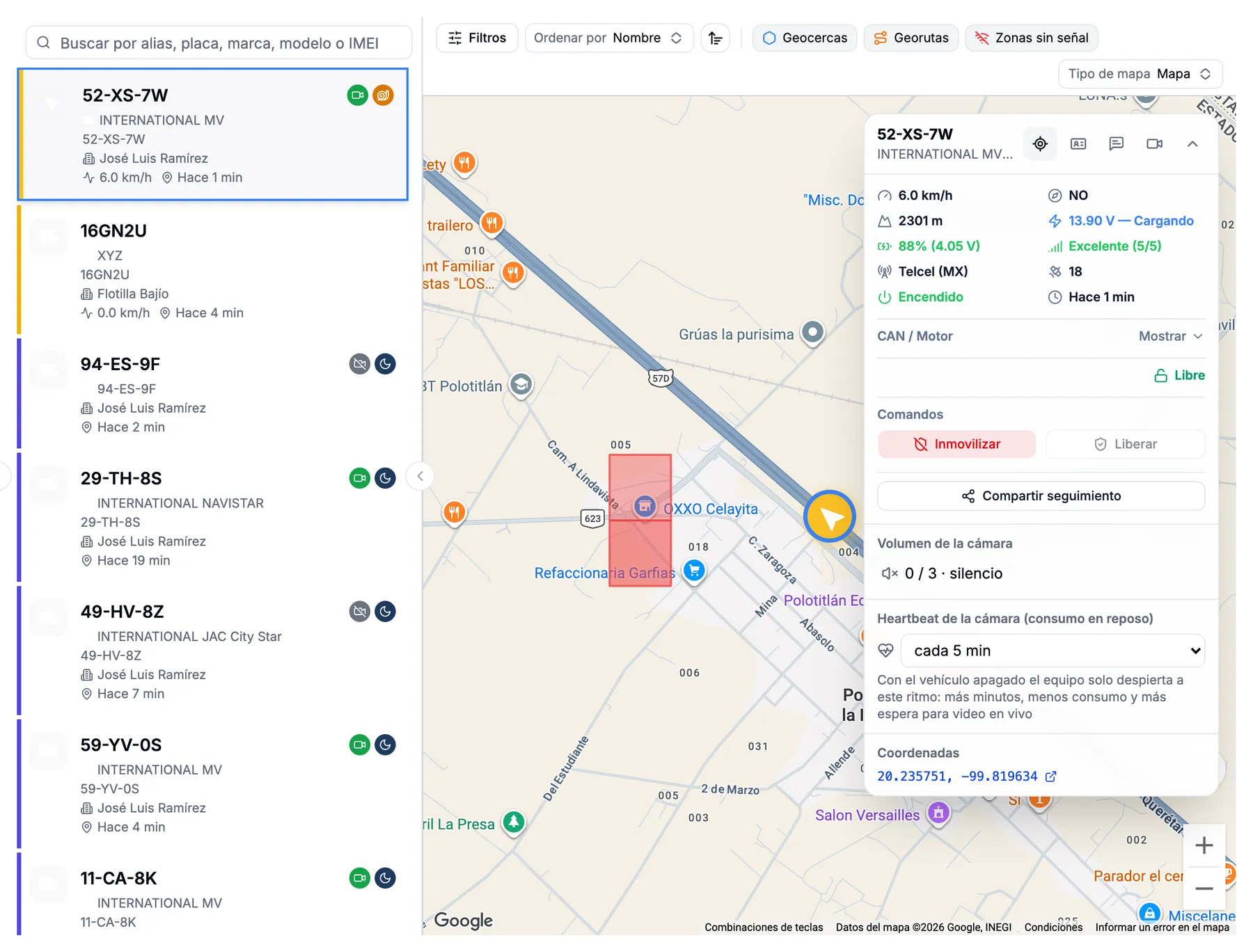 Pantalla de seguimiento de GPS UNO: lista de unidades a la izquierda, mapa con la unidad seleccionada en carretera y su ficha a la derecha